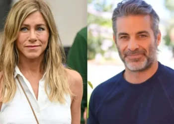 Jennifer Aniston estaria em um relacionamento com Jim Curtis • Montagem CNN