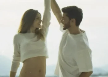 Camila Queiroz e Klebber Toledo confirmam 1ª gravidez • Instagram/Camila Queiroz