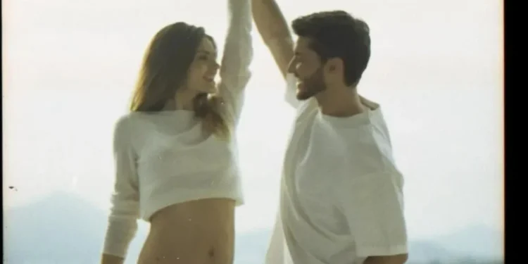 Camila Queiroz anuncia primeira gravidez com Klebber Toledo