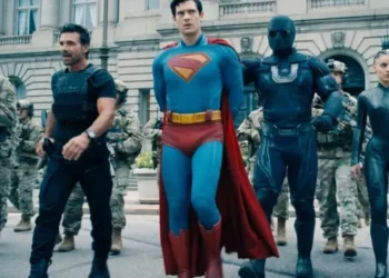 David Corenswet vive o novo Homem de Aço em "Superman" • Reprodução/Warner Bros