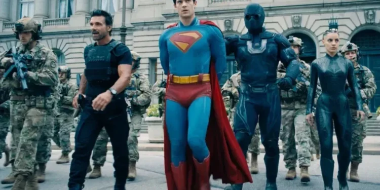 David Corenswet vive o novo Homem de Aço em "Superman" • Reprodução/Warner Bros