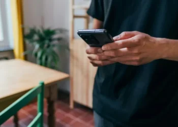 O uso excessivo do celular pode causar inflamações dolorosas nas mãos, por isso a recomendação é moderação. • Unsplash