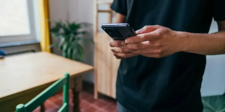 O uso excessivo do celular pode causar inflamações dolorosas nas mãos, por isso a recomendação é moderação. • Unsplash