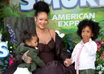 Rihanna leva filhos para premiere de "Smurfs" • Amy Sussman/Getty Images