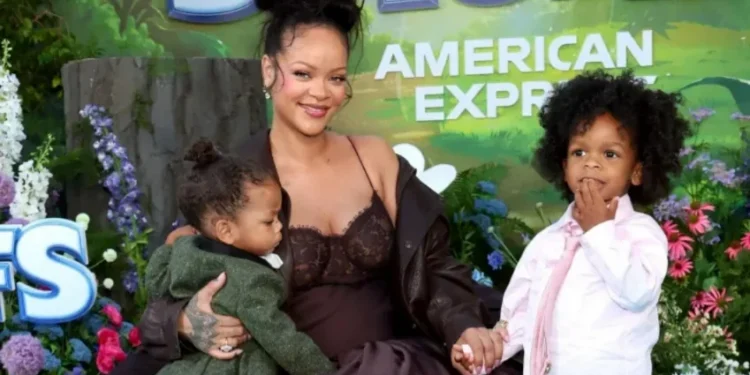 Rihanna leva filhos, Riot e RZA, pela 1ª vez para tapete vermelho