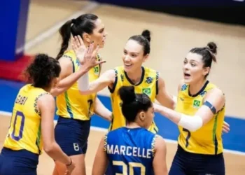 Seleção brasileira de vôlei comemora ponto sobre o Japão pela VNL (Foto: Divulgação)