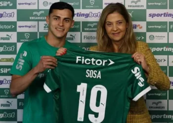 Ramón Sosa, reforço do Palmeiras, ao lado de Leila Pereira — Foto: Cesar Greco