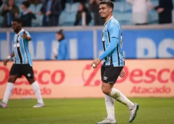 Com Braithwaite fora por dores no tornozelo, Arezo também foi titular na vitória do Grêmio sobre o São José — Foto: Maxi Franzoi/AGIF
