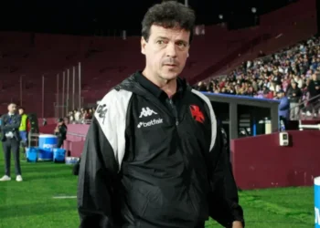 Fernando Diniz em jogo do Vasco na Sul-Americana • Foto: Matheus Lima/Vasco