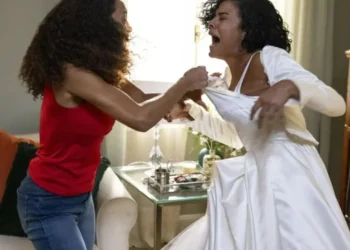 "Vale Tudo": Raquel (Taís Araujo) discute com Fátima (Bella Campos) e rasga o vestido de noiva da filha • Globo/ Fábio Rocha