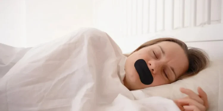 Tampar a boca com fita para dormir se tornou uma prática popular nas redes sociais • Ivan Kukin/GettyImages