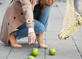 Quando um alimento cai no chão, existe o risco de contaminação por bactérias que causam infecções gastrointestinais • Elisaveta Ivanova/GettyImages
