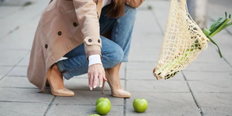 Quando um alimento cai no chão, existe o risco de contaminação por bactérias que causam infecções gastrointestinais • Elisaveta Ivanova/GettyImages