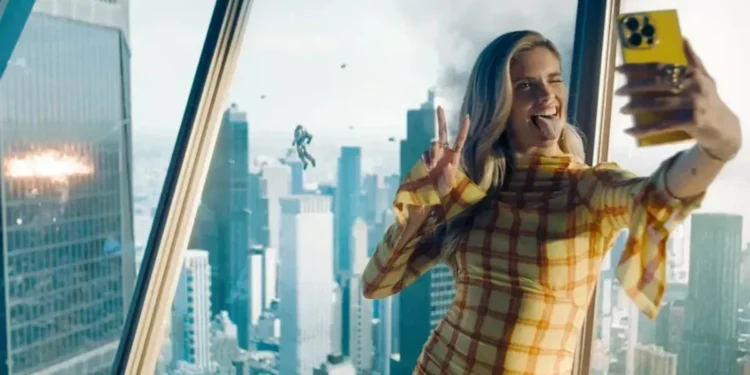 Atriz de “Superman” lembra ter tirado mais de mil selfies para personagem