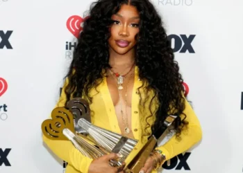 SZA, que escolheu um vestido amarelo com decote profundo, voltou para casa com três prêmios iHeart • Jeff Kravitz/FilmMagic