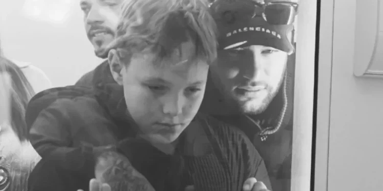 Davi Lucca, filho de Neymar, conhece a irmã caçula