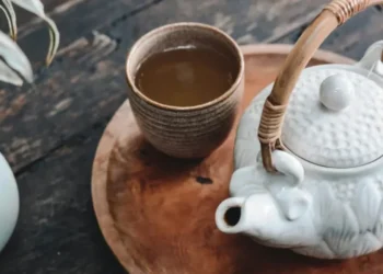 A ingestão de remédios caseiros, como chás, para a dor de garganta não deve substituir tratamento médico adequado. • Unsplash