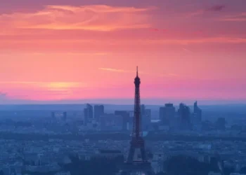 Curso de francês básico conta com e-book com princípios da língua • Freepik