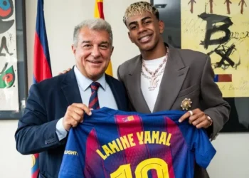 Yamal assume camisa 10 do Barcelona e assina renovação até 2031; veja muro em homenagem ao craque