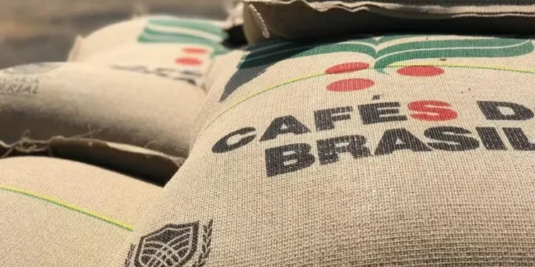 Tarifaço pode tirar US$ 2 bi em vendas de café do Brasil e comprometer consumo nos EUA