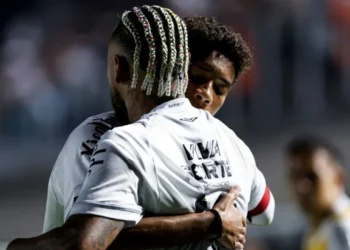 Neymar abraça Robinho Jr após estreia: “Não é fácil estar no lugar dele”