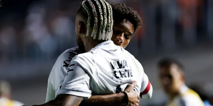 Neymar abraça Robinho Jr após estreia: “Não é fácil estar no lugar dele”