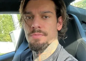 O cantor Lucas Lucco e seu pai, Paulo Roberto de Oliveira, foram surpreendidos na manhã desta quarta-feira com notícias de canais da imprensa de Goiânia/GO sobre um suposto indiciamento por estelionato • Reprodução/Instagram