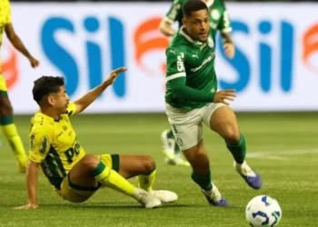 Abel comenta má fase de Vitor Roque: “Parece que joga com 50 kg nas costas”