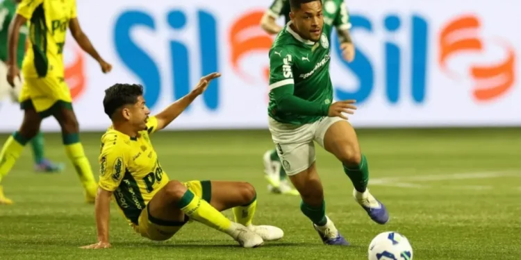 Abel comenta má fase de Vitor Roque: “Parece que joga com 50 kg nas costas”