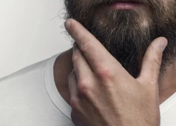 As barbas, quando não higienizadas corretamente, podem acumular sujeira, oleosidade e partículas de alimentos, facilitando a proliferação de bactérias • bymuratdeniz/GettyImages