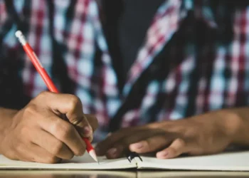 Programa EJA em SP oferece cinco formas de atendimento voltadas ao Ensino Fundamental • Freepik