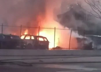 Três carros de luxo foram destruídos durante o incêndio na Barra da Tijuca • Reprodução Redes Sociais
