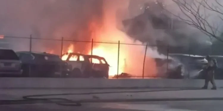 Três carros de luxo foram destruídos durante o incêndio na Barra da Tijuca • Reprodução Redes Sociais