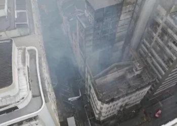 Incêndio se espalhou rapidamente para imóveis vizinhos, incluindo dois casarões também tombados e já interditados anteriormente por risco de colapso • Reprodução