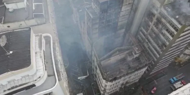 Incêndio de grandes proporções fecha faculdade e interdita ruas em Salvador