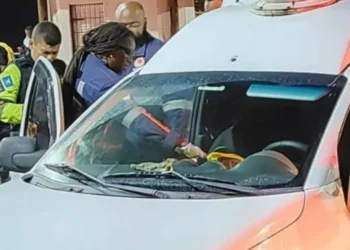 Agentes abordaram um veículo após o condutor tentar fugir da fiscalização e encontraram um homem sem vida no banco do carona • Divulgação