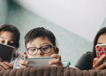 Uso excessivo de telas pode causar problemas oculares • Maskot/Getty Images