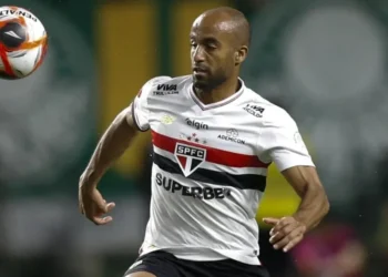 Lucas Moura segue fora do São Paulo no clássico Majestoso; entenda situação