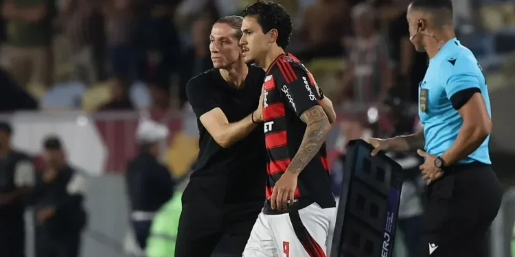 Filipe Luís é direto sobre situação de Pedro no Flamengo após gol no clássico
