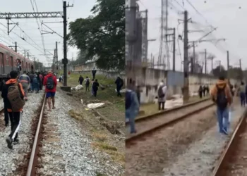 Vídeos divulgados nas redes sociais mostram os passageiros andando pelos trilhos após problema na Linha 12 Safira, em SP • Crédito: SPSOBRETRILHOS