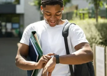 Somente após responder o questionário, o estudante terá acesso ao cartão de confirmação de inscrição do Enade 2025 • Freepik