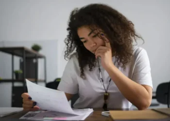 Na depressão de alto funcionamento, a pessoa permanece produtiva, mas sente dificuldade em sentir alegria com o que faz • Freepik