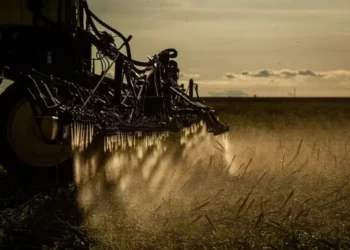 A medida foi instituída em junho deste ano sob protestos do setor de defensivos agrícolas — Foto: Wenderson Araujo/CNA