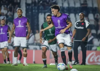 Jogadores do Vasco no aquecimento antes do jogo contra o Independiente Del Valle, pela Sul-Americana • Dikran Sahagian/Vasco