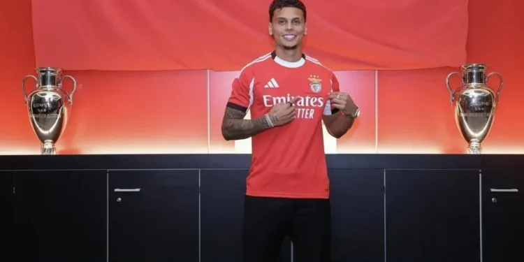 Richard Ríos é apresentado pelo Benfica • Divulgação/Benfica