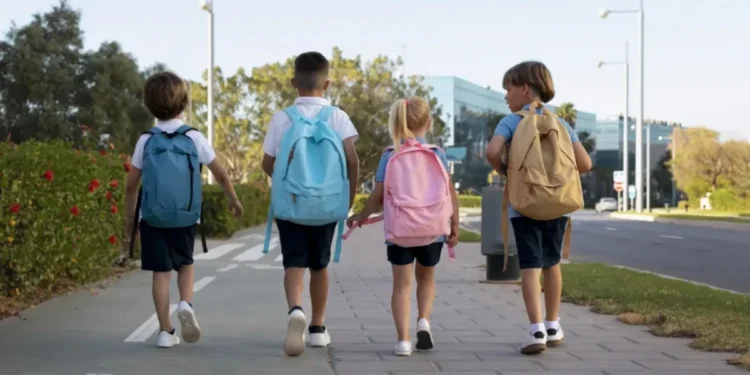 Proposta pedagógica, infraestrutura e gestão emocional são alguns fatores que devem analisados ao escolher a nova escola da criança • Freepik