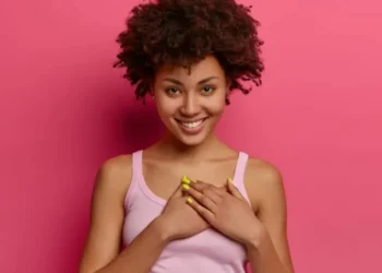 No novo exame de mamas, a paciente apenas encosta a mama em uma tela especial do equipamento • wayhomestudio/Freepik