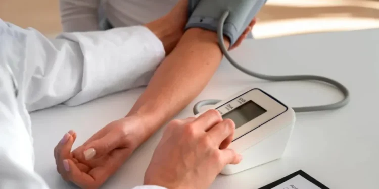 A pressão alta é uma doença que compromete a saúde de cerca de um terço da população mundial • Freepik