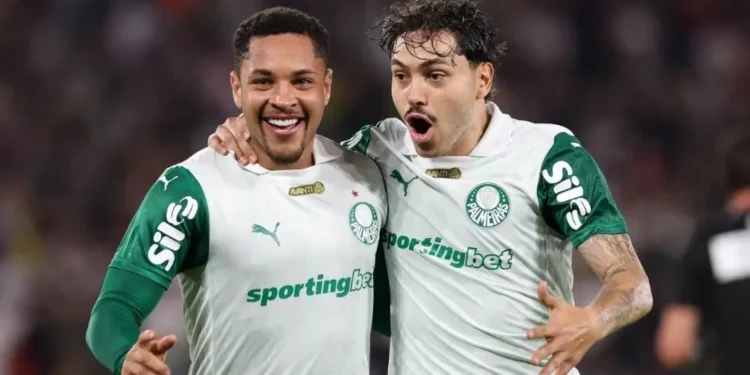 Palmeiras castiga erros do Fluminense, vence e volta à briga pela liderança