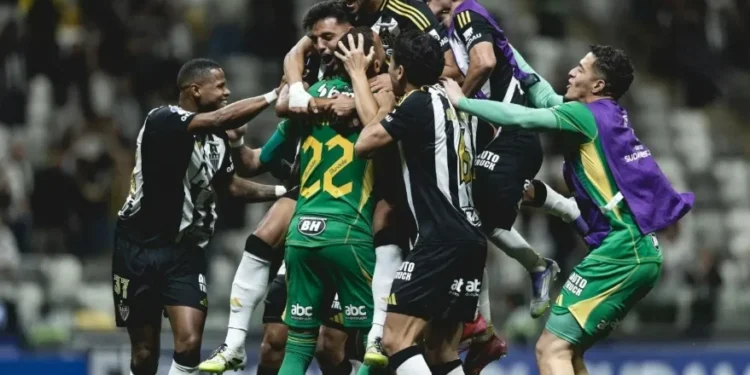 Everson salva nos pênaltis, e Atlético-MG vai às oitavas da Sul-Americana